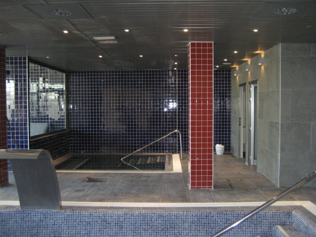 Interior del Complejo Deportivo de Novelda piscinas del SPA