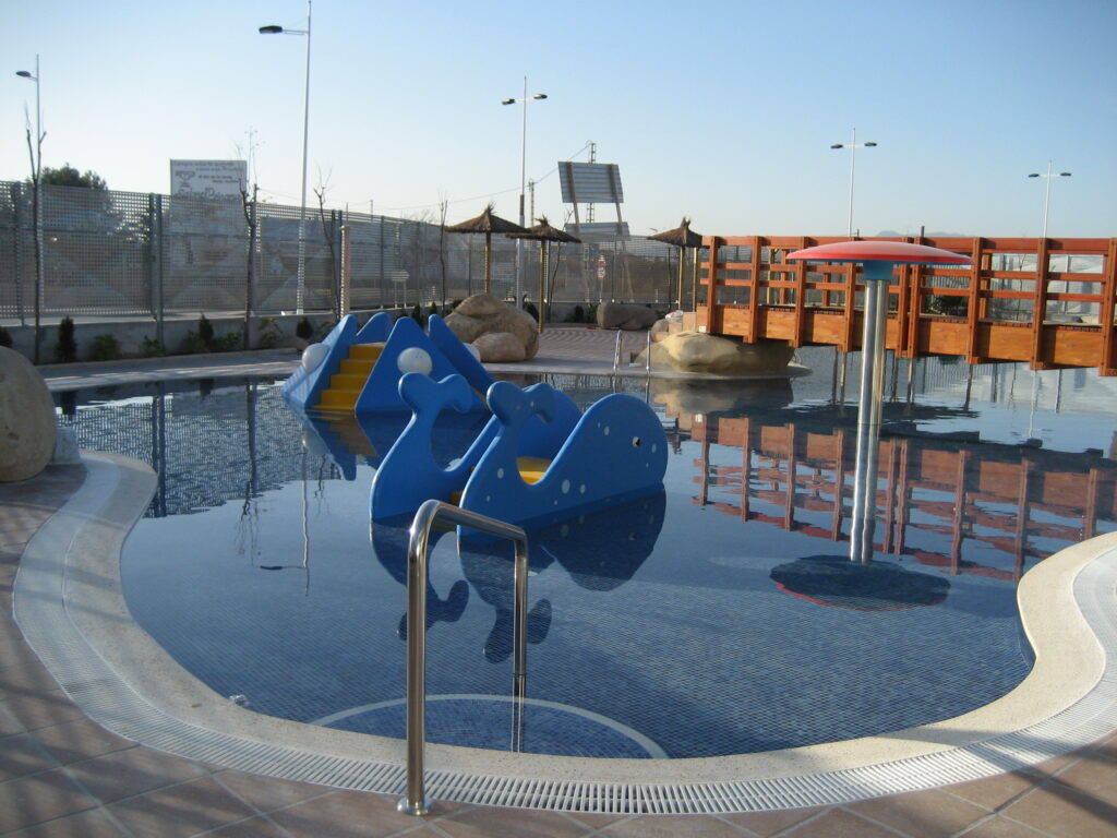 Piscina exterior y juegos infantiles del Complejo Deportivo de Novelda