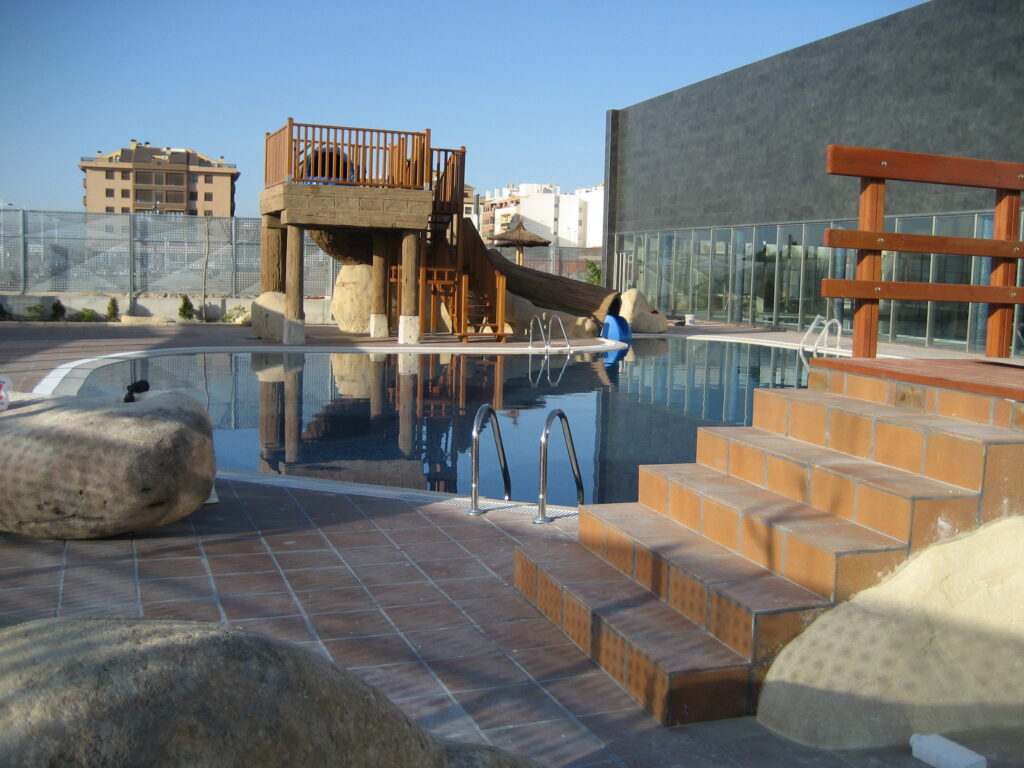 Piscina exterior y juegos infantiles del Complejo Deportivo de Novelda